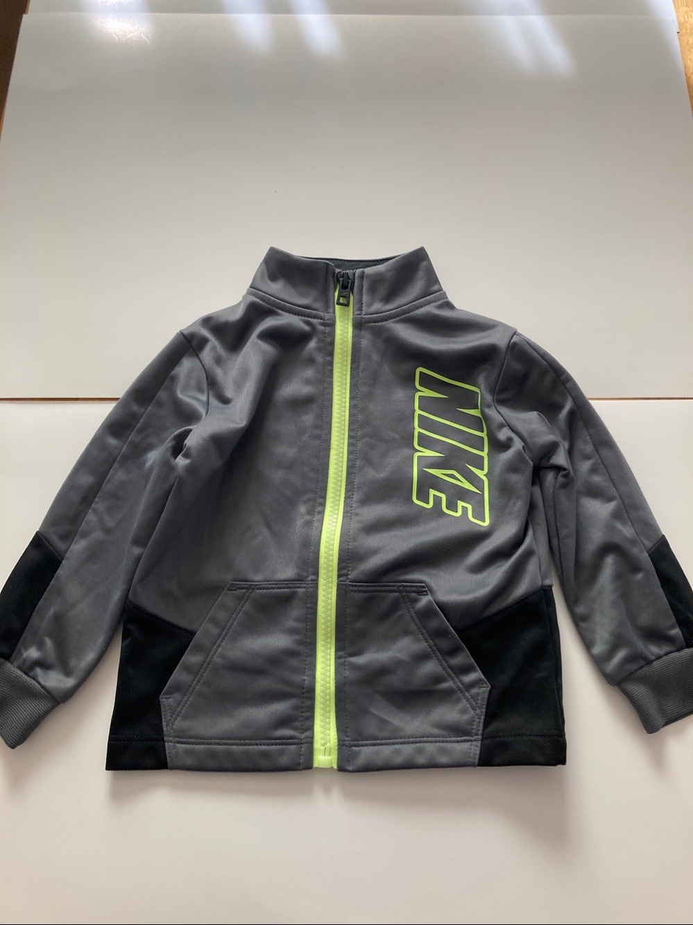 Nike Boys Silver Grey/Neon Yellow & Jet Black Athletic Jacket. Size
18 Months.